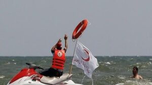 Read more about the article نجات جان ۱۱۹ نفر در سواحل دریای خزر توسط تیم‌های امدادی هلال احمر مازندران