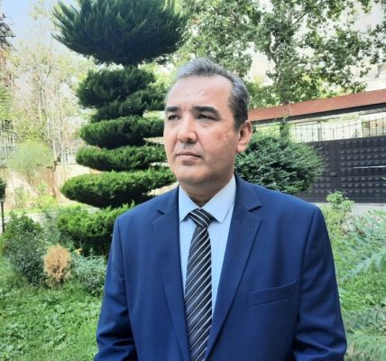 شعر تاجیکستان به قبل و بعد از سهراب سپهری تقسیم می‌شود