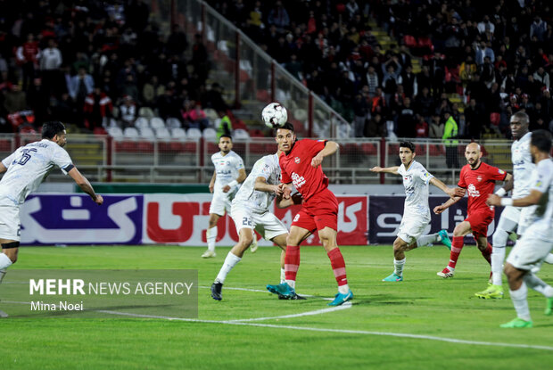 تقابل دو همسایه برای تصاحب صدر تراکتور دنبال بردن با ربیعی